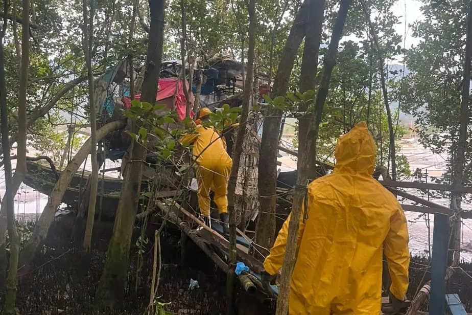 MISTÉRIO EM ILHABELA: Corpo em avançado estado de decomposição é encontrado dentro de barco abandonado perto da balsa