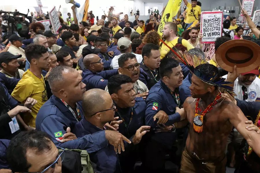 Confronto na COP30: Manifestantes Invadem Zona Azul em Belém e Equipe de Segurança é Ferida.