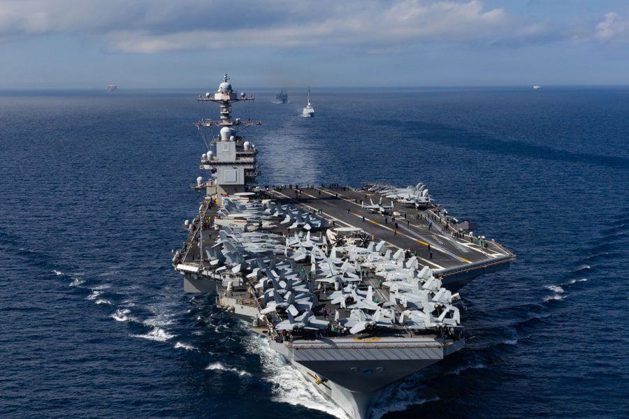 Internacional: Secretário de Defesa dos EUA Realiza Visita Estratégica a Porta-Aviões no Caribe.