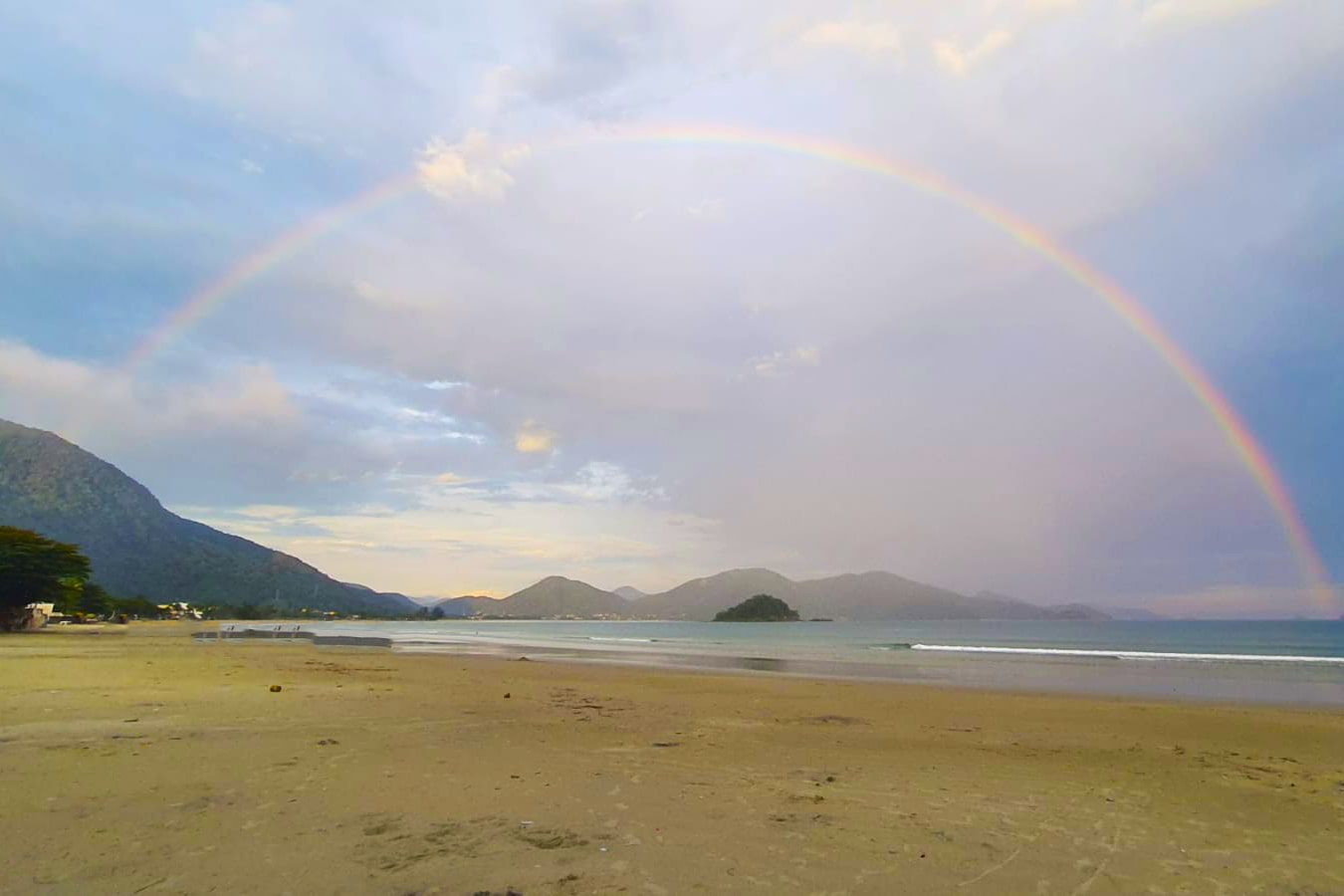 Arco-íris Gigante Marca o Fim de Tarde na praia da Maranduba em Ubatuba.