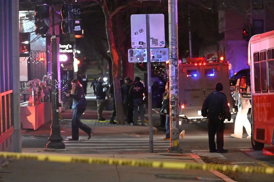 Polícia dos EUA Libera Suspeito e Admite: Atirador da Universidade Brown Continua Solto.