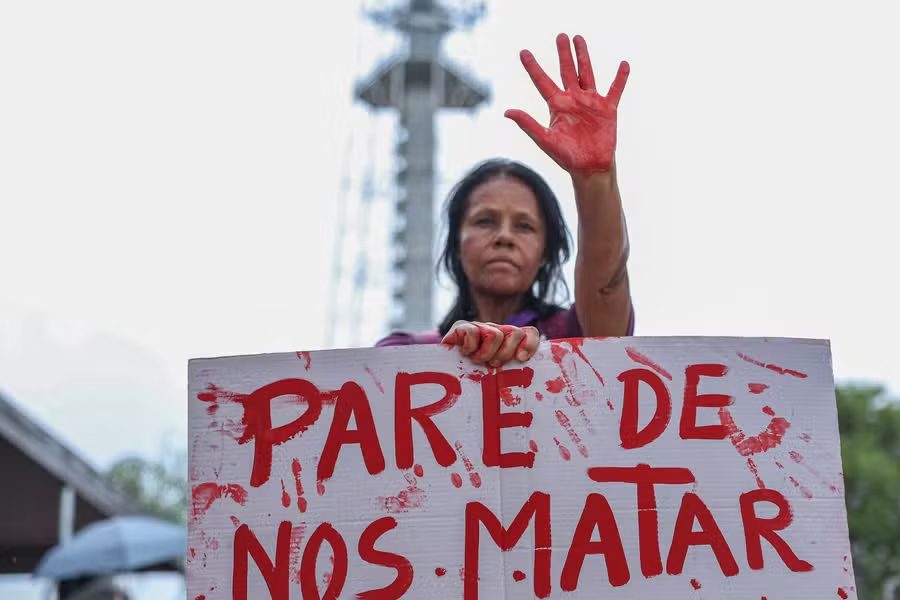 Feminicídio atinge recorde no Brasil em 2025, com média de 4 mulheres mortas diariamente.