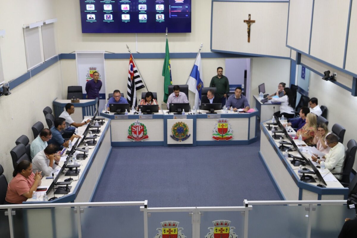 Sessão ordinária na Câmara Municipal de Caraguatatuba onde foram aprovados projetos de lei em fevereiro de 2026.