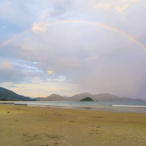 Arco-íris Gigante Marca o Fim de Tarde na praia da Maranduba em Ubatuba.