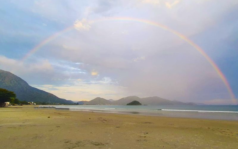 Arco-íris Gigante Marca o Fim de Tarde na praia da Maranduba em Ubatuba.