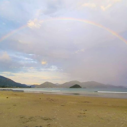 Arco-íris Gigante Marca o Fim de Tarde na praia da Maranduba em Ubatuba.