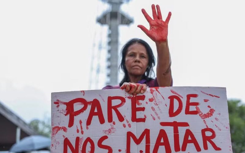 Feminicídio atinge recorde no Brasil em 2025, com média de 4 mulheres mortas diariamente.