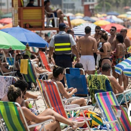 Abusos no Verão: Turistas Denunciam Cadeira de R$ 200 e Pastel de R$ 150 em Praias Brasileiras.