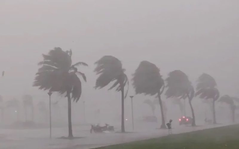 Litoral Norte e Vale do Paraíba em alerta para fortes chuvas e risco de transtornos devido à frente fria.