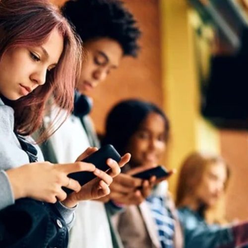 O Poder da Imagem: Ostentação do Crime em Redes Sociais atrai Jovens para o Tráfico.