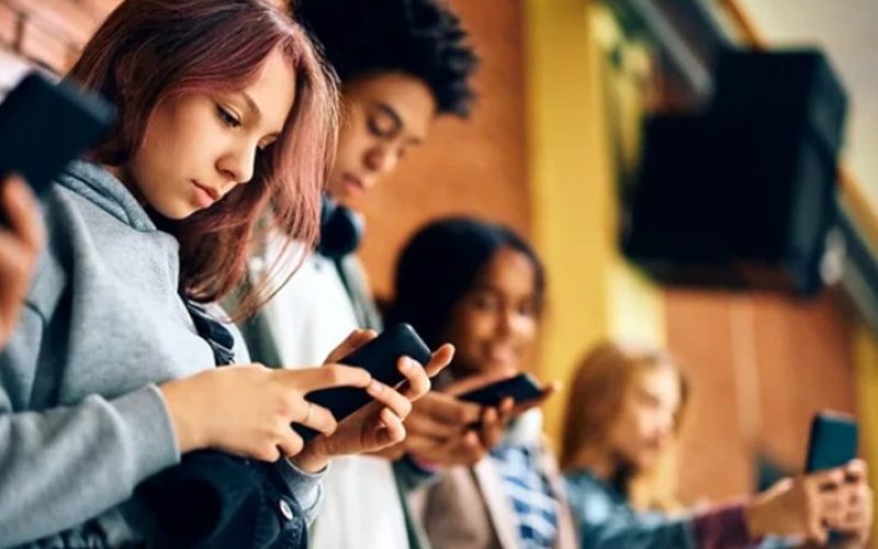 O Poder da Imagem: Ostentação do Crime em Redes Sociais atrai Jovens para o Tráfico.