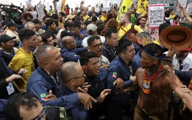 Confronto na COP30: Manifestantes Invadem Zona Azul em Belém e Equipe de Segurança é Ferida.