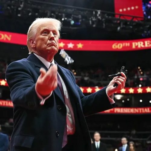 Escândalo de imparcialidade: Líderes da BBC renunciam após edição controversa de discurso de Trump.