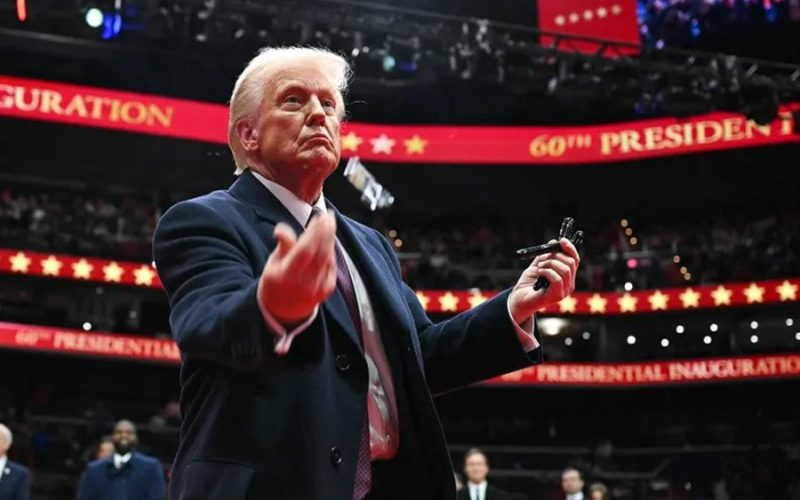 Escândalo de imparcialidade: Líderes da BBC renunciam após edição controversa de discurso de Trump.