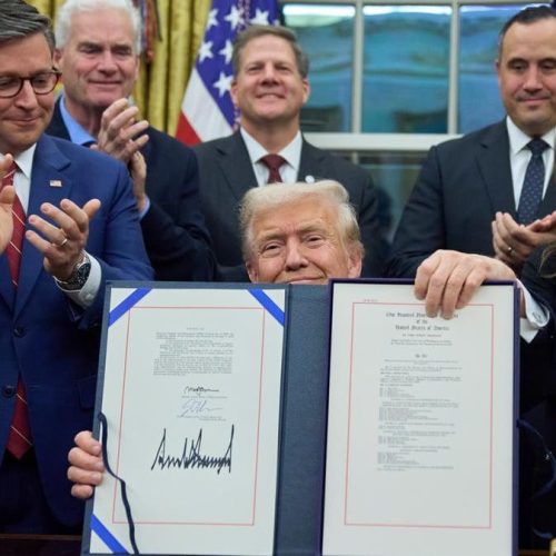 Crise Orçamentária: Trump assina lei que encerra Shutdown de 43 dias do governo dos EUA.