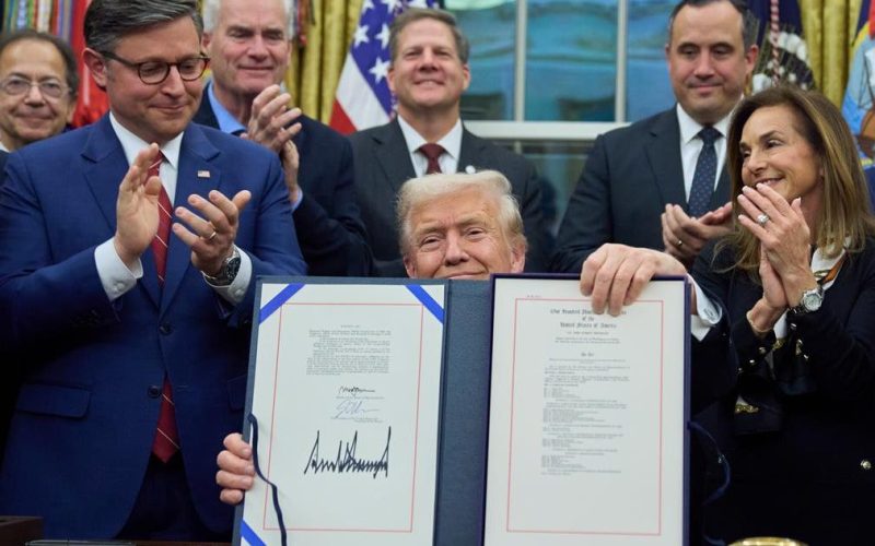 Crise Orçamentária: Trump assina lei que encerra Shutdown de 43 dias do governo dos EUA.