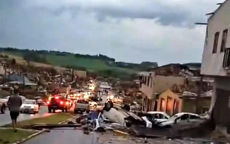 Tornado devasta 80% de cidade no Paraná, deixando 5 mortos e cenário de guerra, dizem equipes de resgate