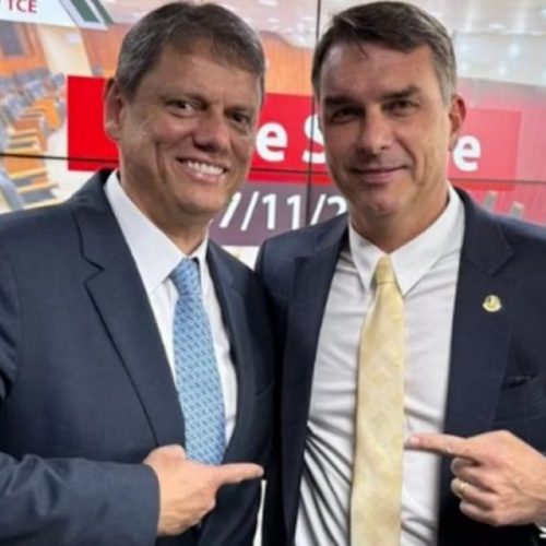 Centrão resiste a Flávio Bolsonaro e prevê isolamento; Entorno de Tarcísio vê candidatura com ceticismo.