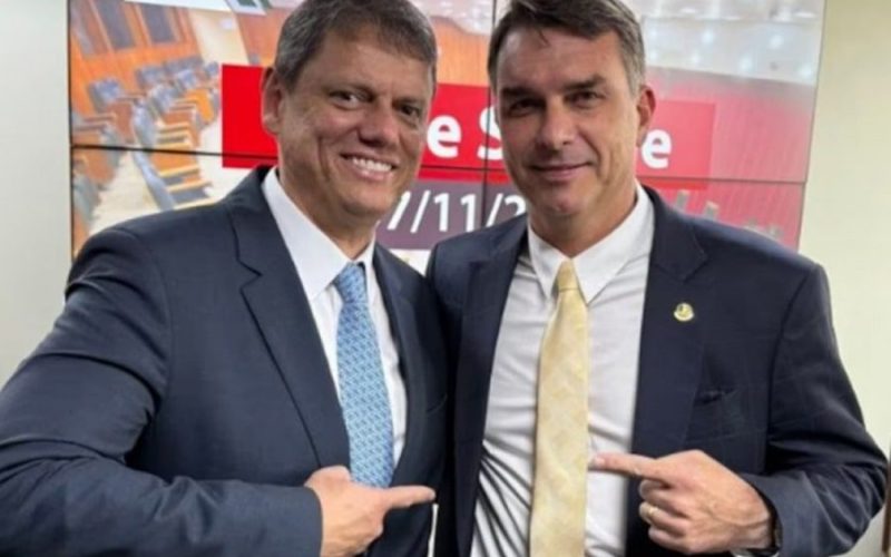 Centrão resiste a Flávio Bolsonaro e prevê isolamento; Entorno de Tarcísio vê candidatura com ceticismo.