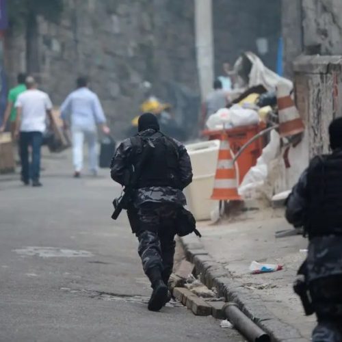 Letalidade Policial no Brasil: Relatório ‘Pele Alvo’ aponta que 86% das vítimas da polícia em 2024 eram negras com idade entre 18 a 29 anos