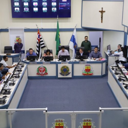 Sessão ordinária na Câmara Municipal de Caraguatatuba onde foram aprovados projetos de lei em fevereiro de 2026.