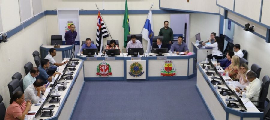 Sessão ordinária na Câmara Municipal de Caraguatatuba onde foram aprovados projetos de lei em fevereiro de 2026.